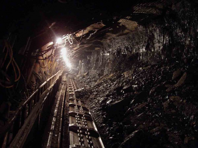 Rescatan con vida a 14 trabajadores atrapados en mina de Colombia