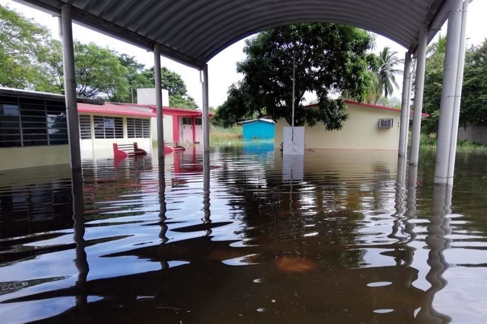 Inundadas y dañadas 418 escuelas en Tabasco tras lluvias