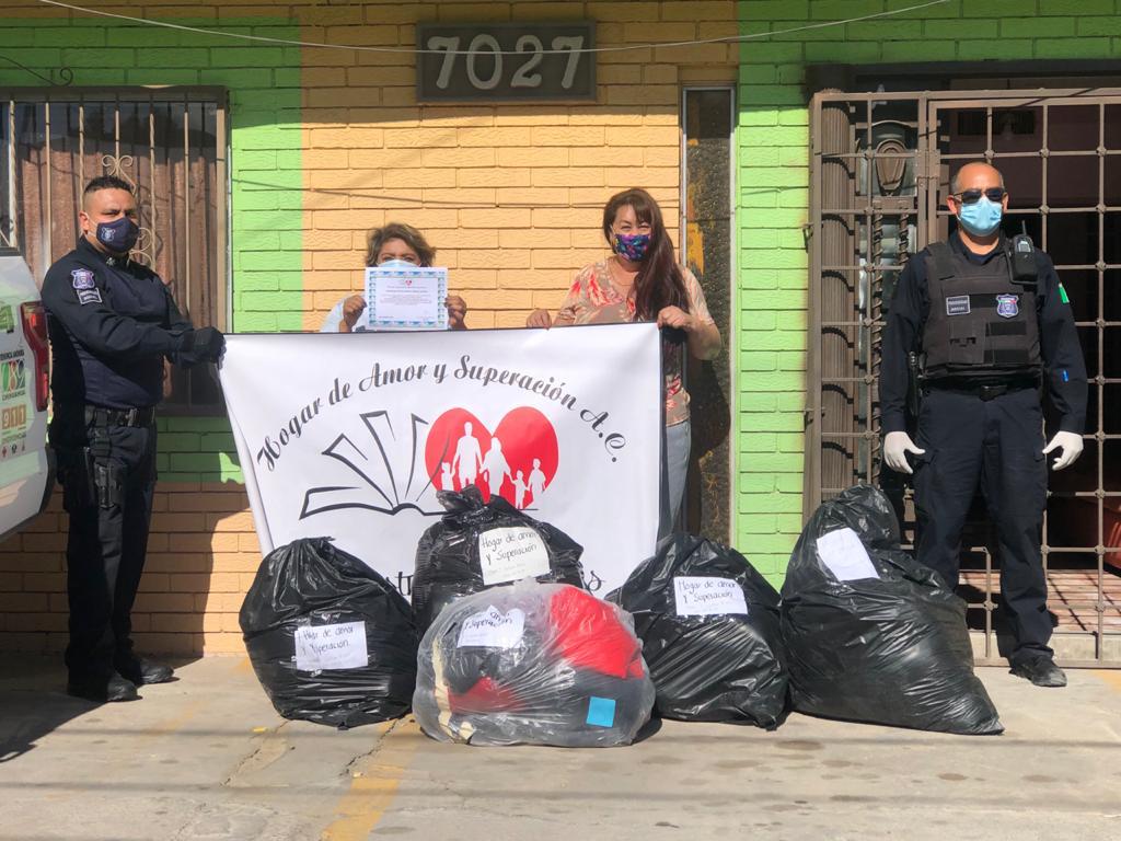 Donan policías estatales cobijas y artículos en refugios de Juárez