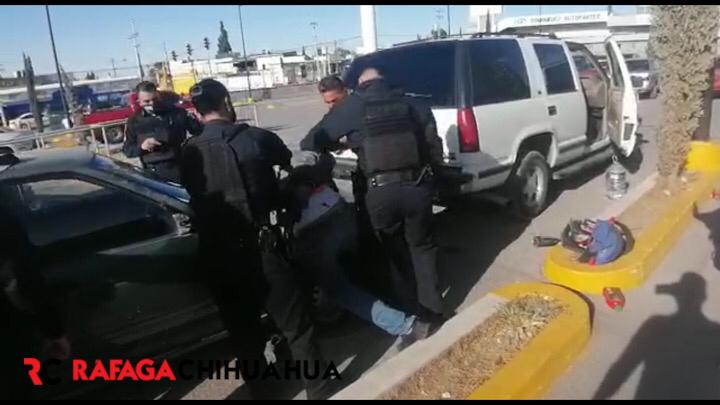 Intentan robar auto en Bodega Aurrera y los detienen; camioneta era de un policía