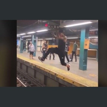 Hombre cruza en un brinco las vías de un metro y se viraliza en TikTok