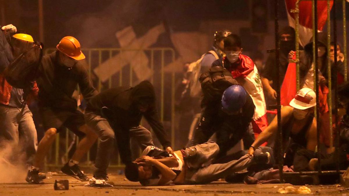 Represión policial contra protestas en Perú; dos muertos y 100 heridos