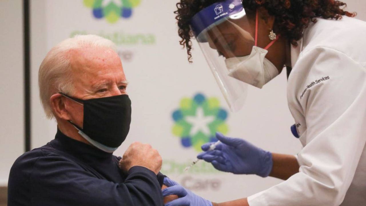 Joe Biden se vacuna contra el covid