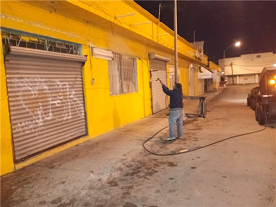 Limpian exteriores de mercados Reforma y Juárez