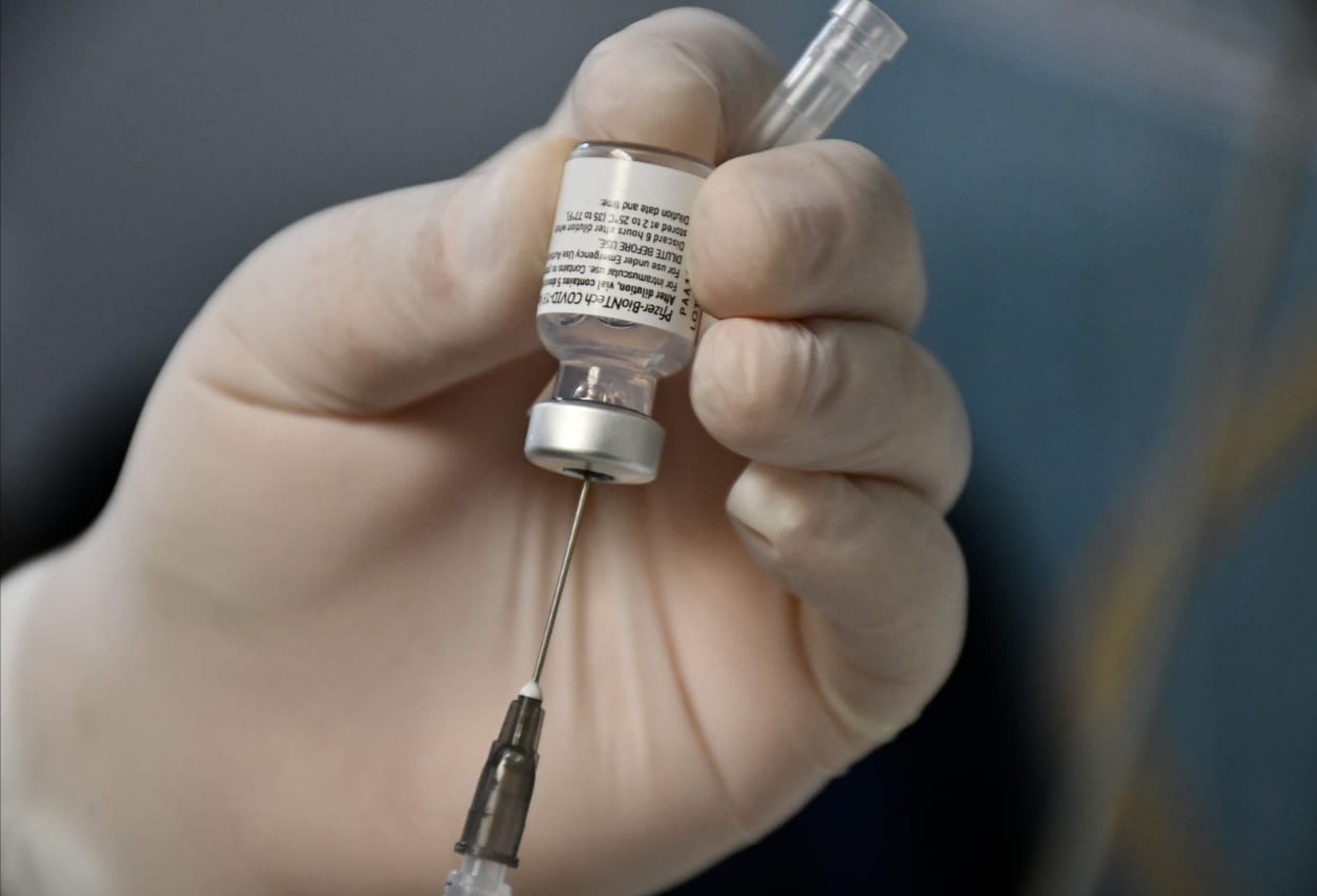 Venden en redes vacunas falsas contra COVID, alertan