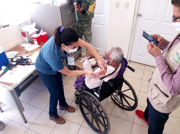 Vacunan vs covid a adultos mayores de comunidad alejadas en Chihuahua