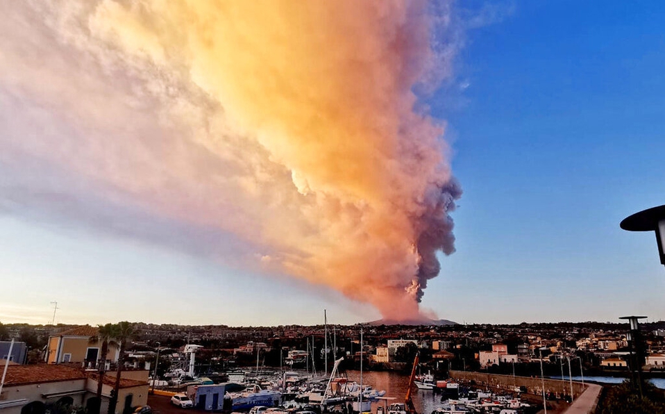 Impresionante erupción del volcán Etna en Italia