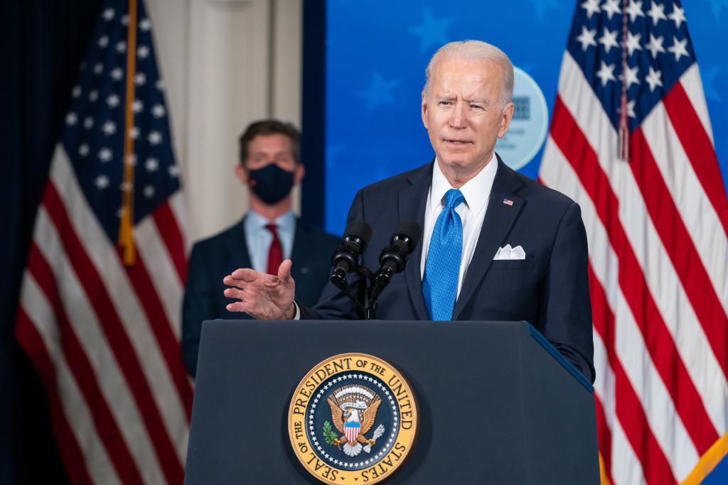Firma Biden estímulo de 1.9 billones de dólares