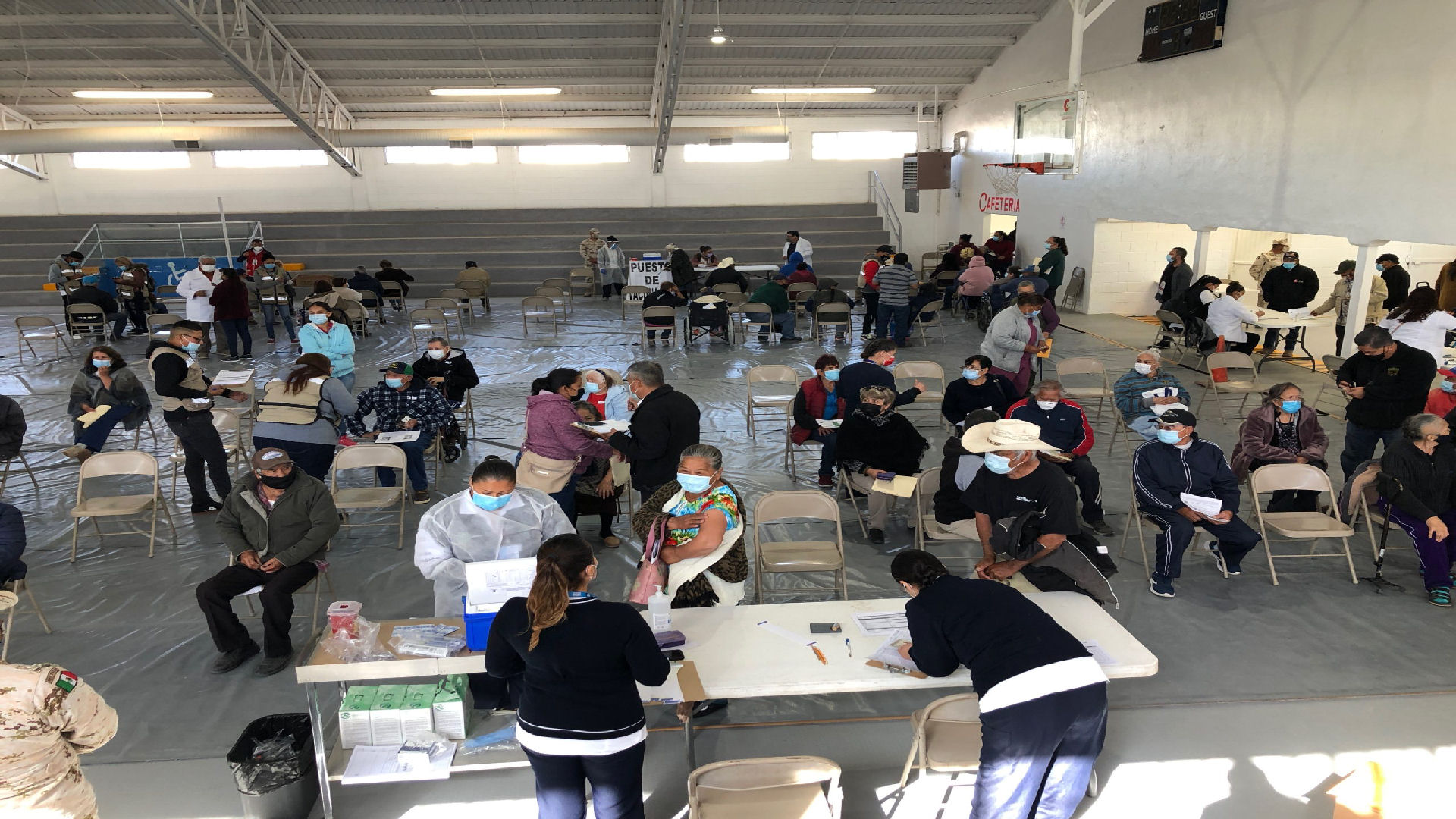 Aplicaron vacunas vs covid a adultos mayores en el Valle de Juárez