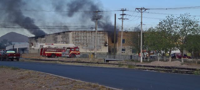 Fuerte incendio en Soluchef del Complejo Industrial