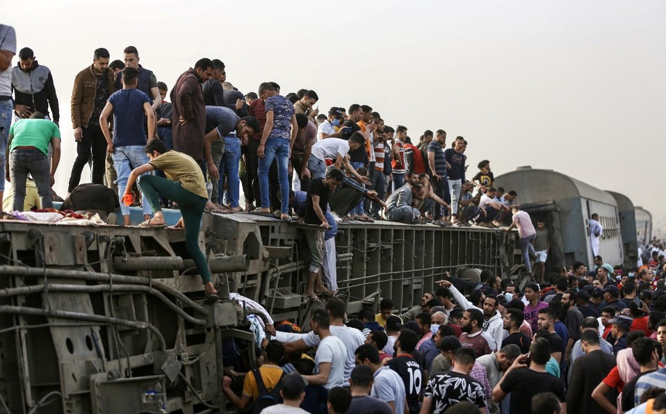 Se descarrilla tren en Egipto: 11 muertos y 98 heridos