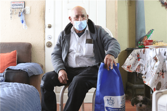 Admirable: Don Rosario terminó la secundaria a los 82 años y va por la prepa