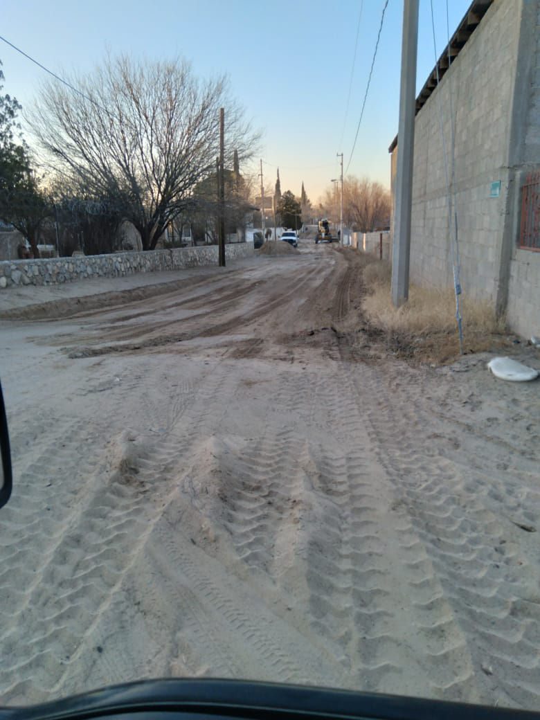 Continúan trabajos de emparejamiento de calles y caminos en zonas rurales del municipio de Juárez