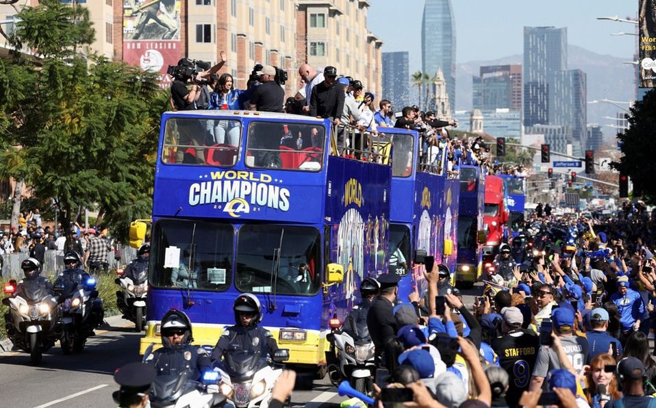 Rams de Los Ángeles festejan con su gente en desfile