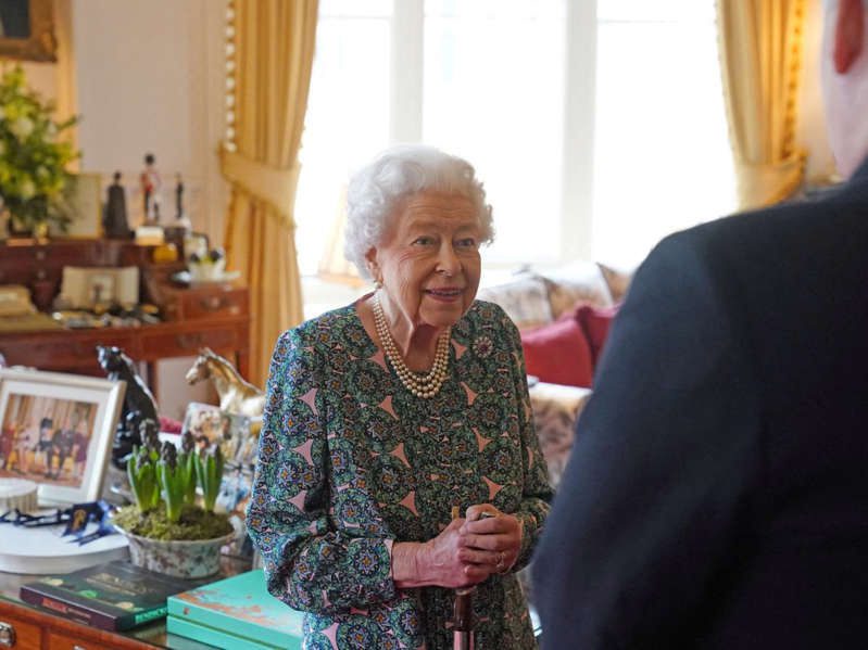 Británicos desean pronta recuperación a Isabel II tras contraer covid-19