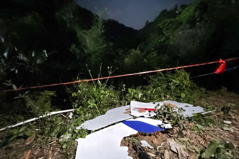 Hallan cajas negras del avión chino que se accidentó con 132 pasajeros