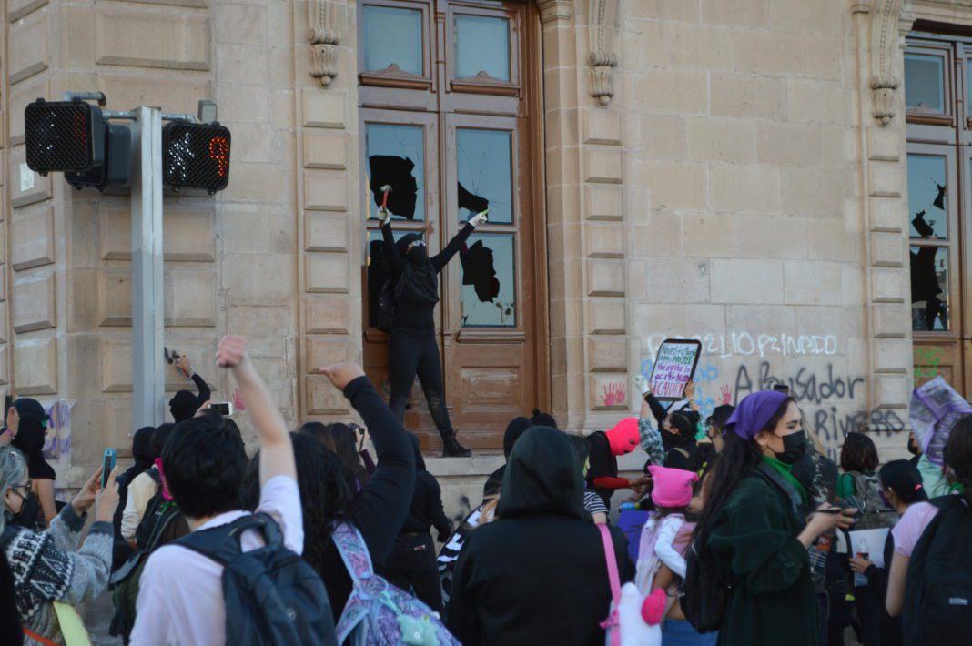 Asegura Maru que feministas intentaron incendiar Palacio de Gobierno