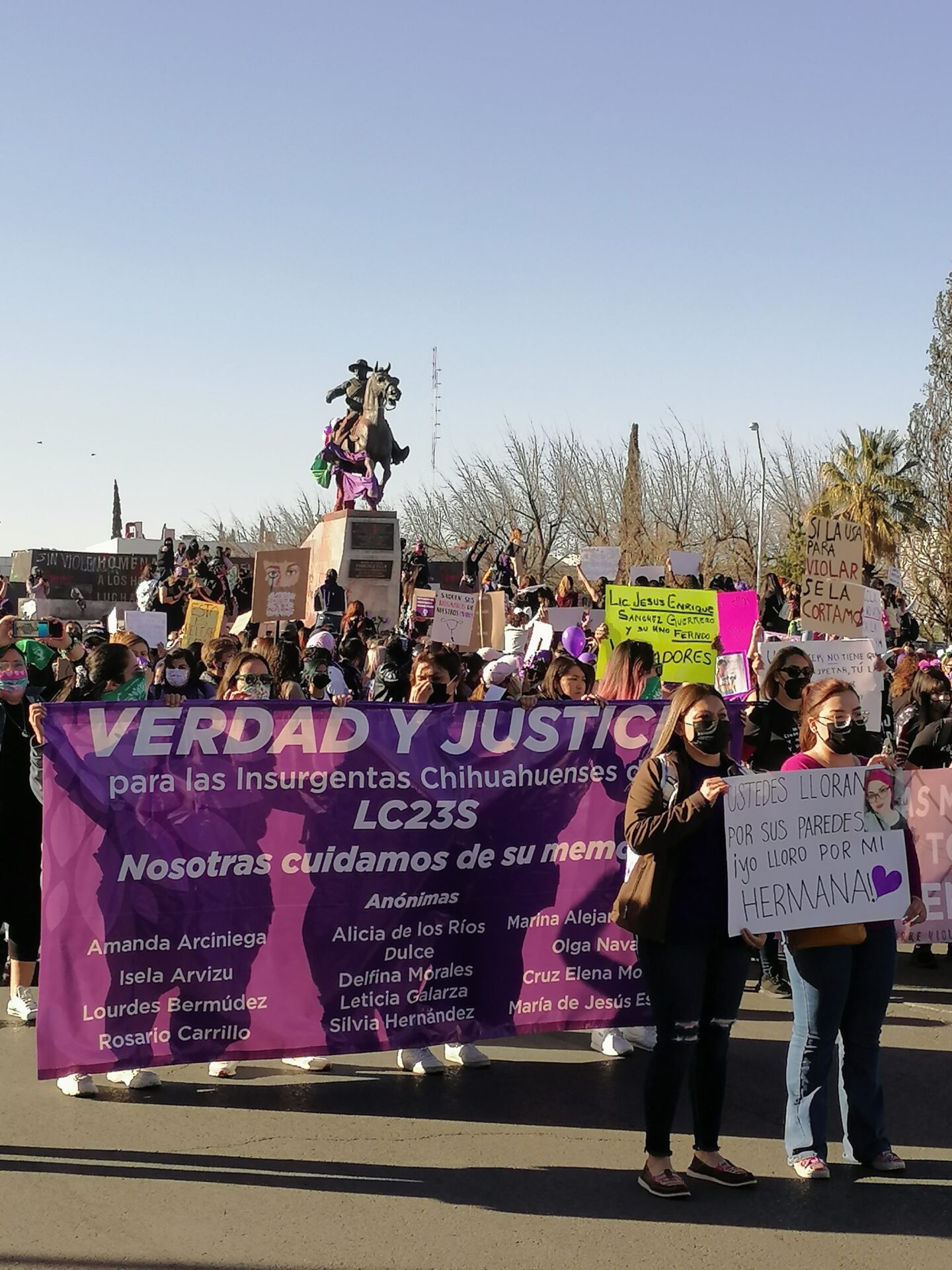 Comienzan movilización centenares de mujeres en Chihuahua capital