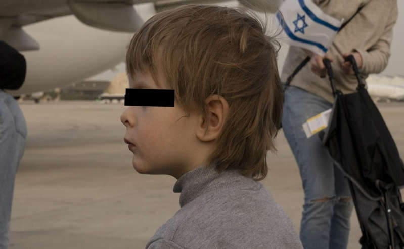 Con pasaporte y un número de teléfono, niño de 11 años huye de la guerra en Ucrania hacia Eslovaquia