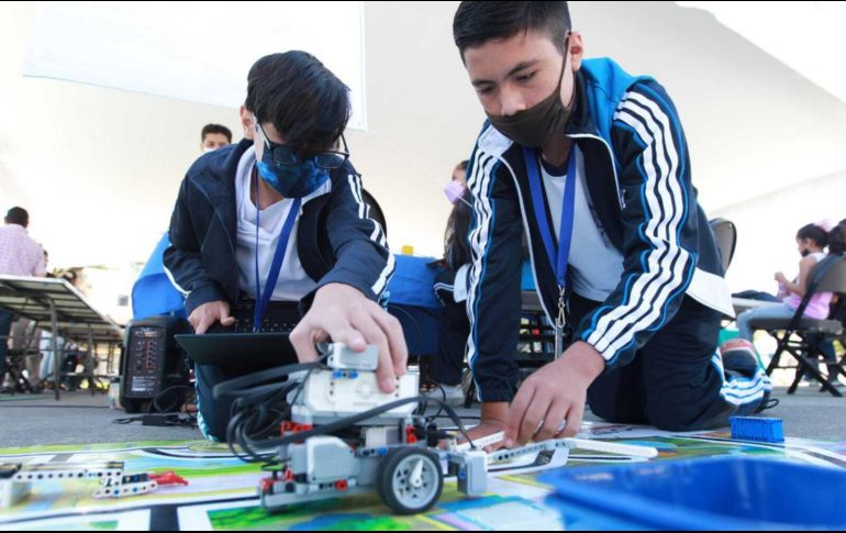 Participan 60 escuelas en concurso de robots en Guadalajara