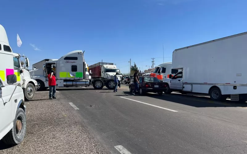 Liberan transportistas carretera en Jiménez tras diálogo con Gobierno del Estado