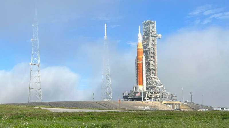 El cohete de la NASA para volver a la Luna ya está la plataforma de lanzamiento: así de impresionante se ve el SLS de la misión Artemis I