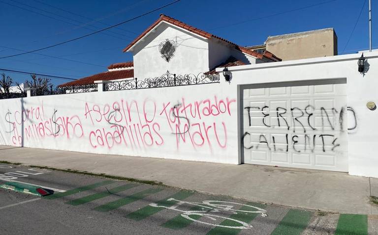 Recuerdan a  Corral homicidios de Cabanillas y Miroslava; grafitean su casa en Juárez