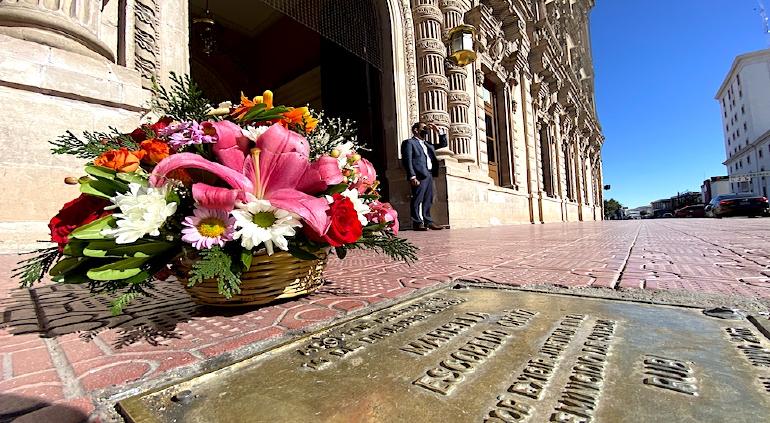Honran a Marisela Escobedo con ramo afuera de Palacio de Gobierno