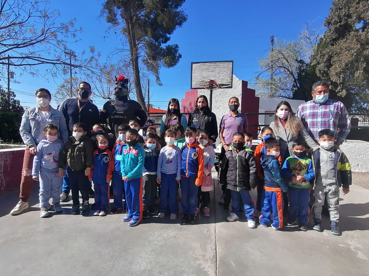 Visitan Bravitas a niños que acuden al Centro Comunitario San Antonio