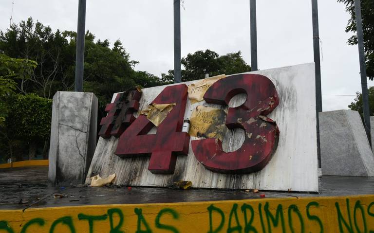 Queman en Guerrero antimonumento de los 43 de Ayotzinapa