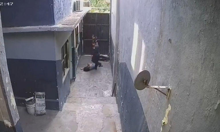 Surge nuevo video de policías golpeando a Abigail, joven hallada muerta en una celda de Oaxaca