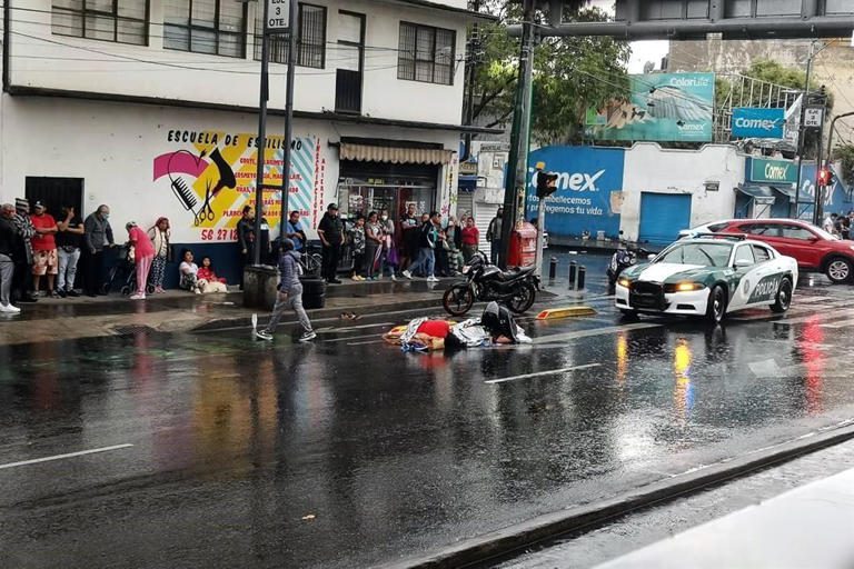 Muere motociclista arrollado por tráiler en la Ciudad de México