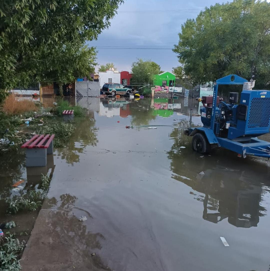 Municipio de Juárez apoya a vecinos del fraccionamiento Senderos de San Isidro que sufrieron inundación