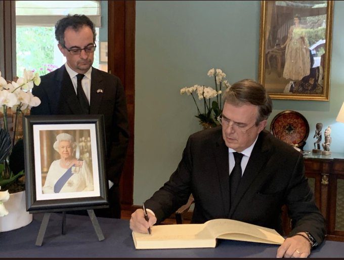 Ebrard representará a México en funeral de Isabel II: AMLO