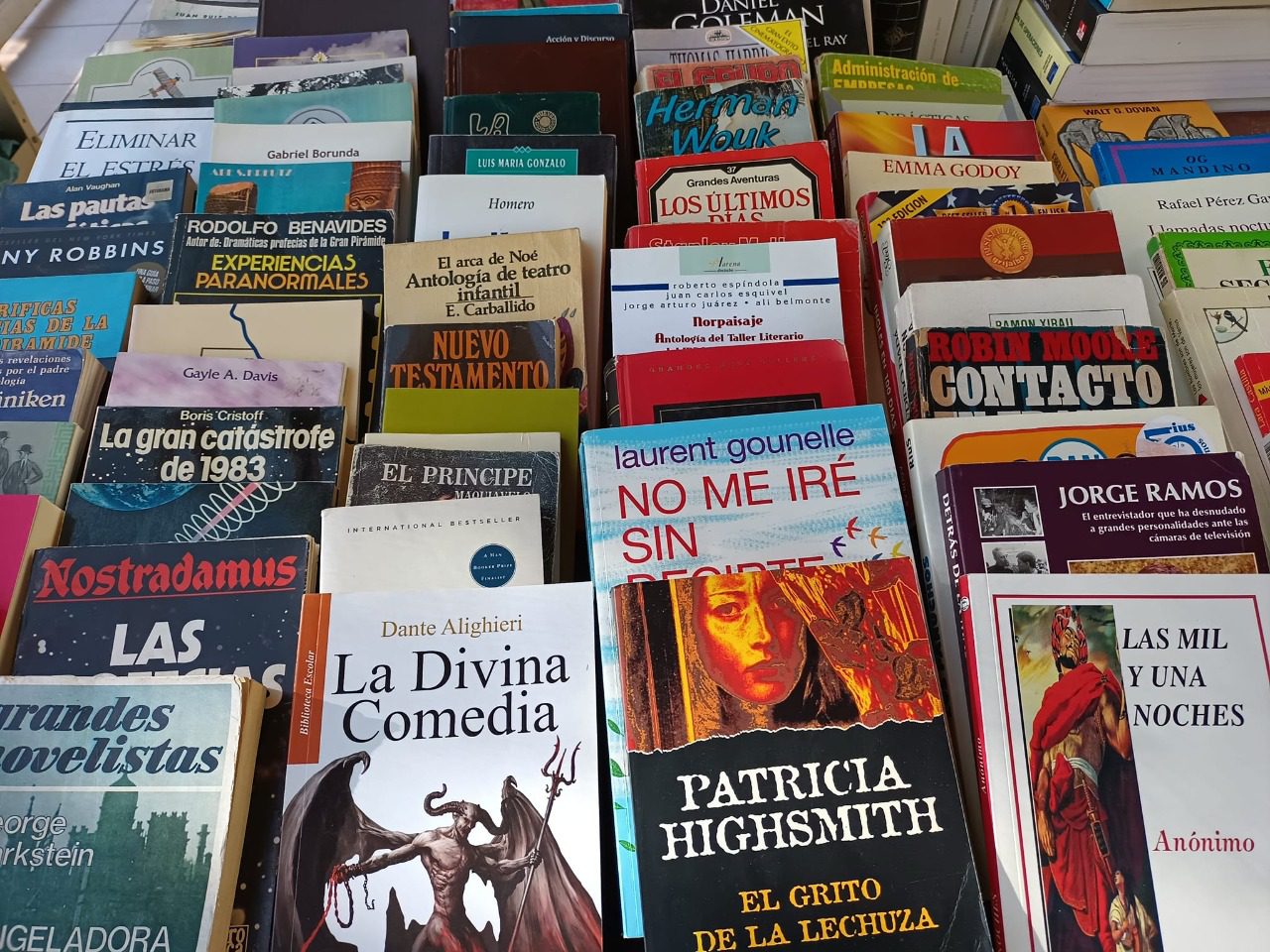 Biblioteca Arturo Tolentino del Municipio de Juárez, está regalando hoy libros a sus visitantes