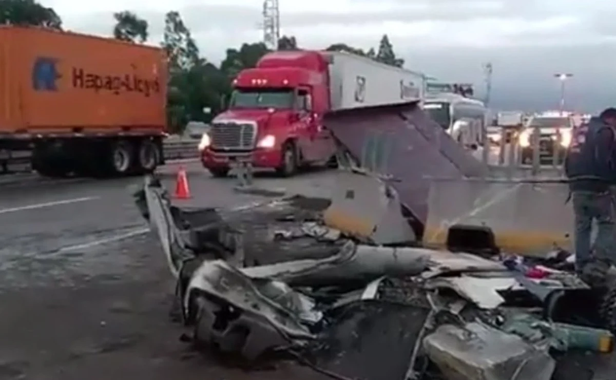 Tráiler se queda sin frenos y embiste tres camionetas en la México-Puebla; hay un muerto