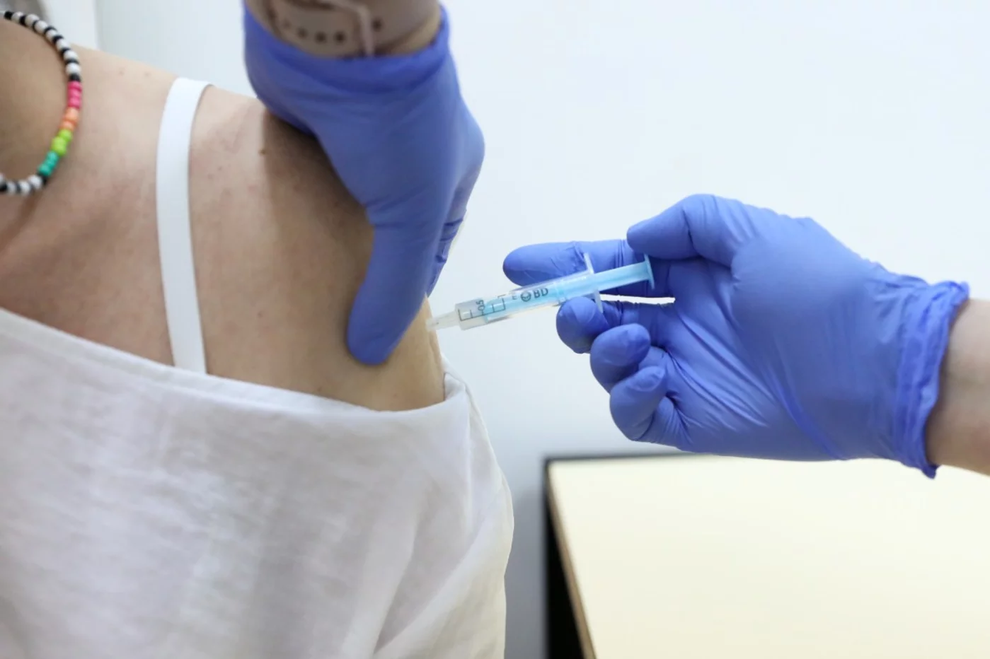 Reino Unido aprueba segunda vacuna bivalente contra el COVID-19