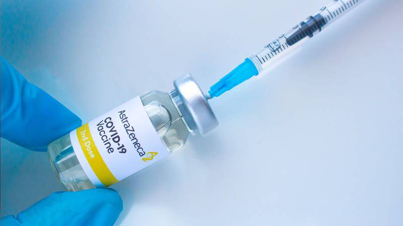 Vacuna COVID de AstraZeneca tiene mayor probabilidad de provocar trombosis