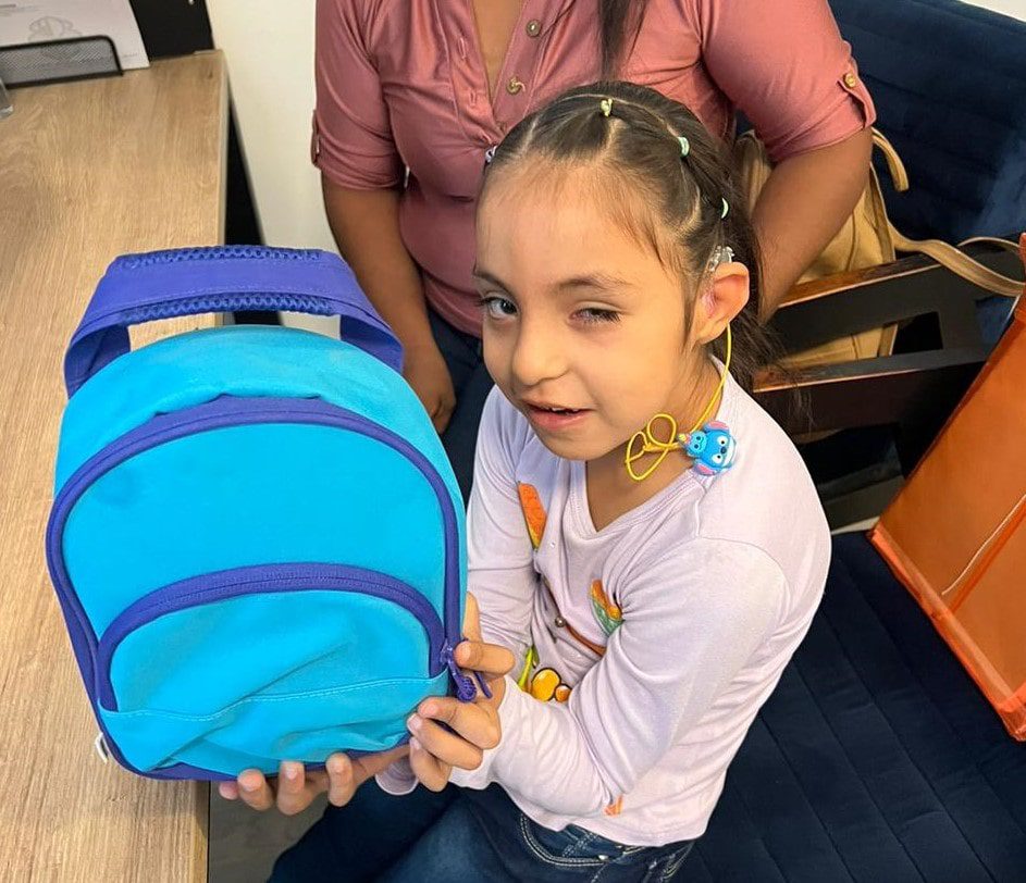 Apoyan a niña de 7 años con estudios médicos y traslados a Sonora para valoración y entrega de aparatos auditivos especiales