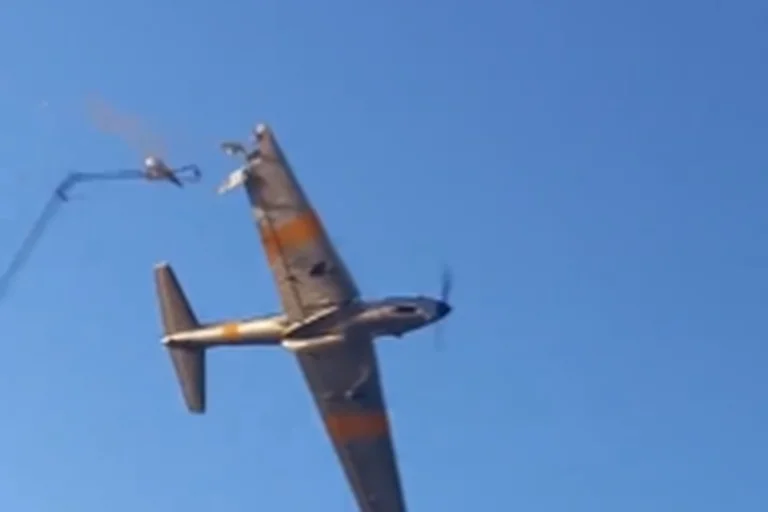 Un avión chocó con una antena mientras hacía acrobacias en un festival en Buenos Aires