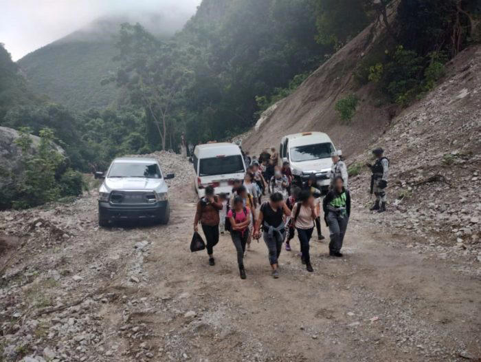 Rescatan a más de 300 migrantes abandonados en campamento clandestino en Chiapas