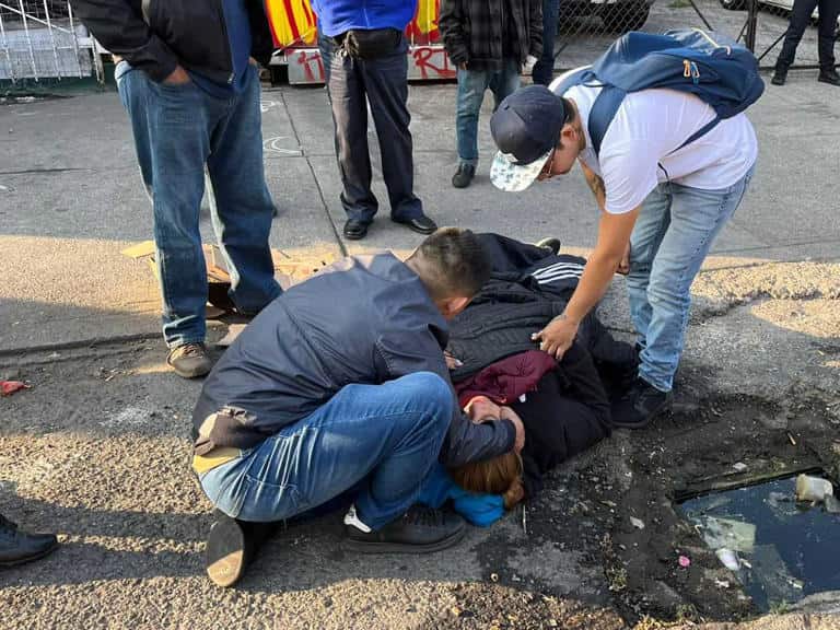 Mujer cae a coladera en CDMX; trataba de huir de un asalto en la Morelos
