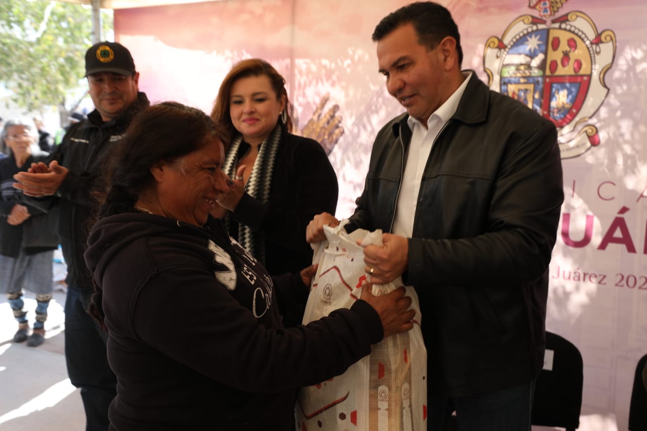 Encabeza Presidente Municipal de Ciudad Juárez Cruzada contra el Frío