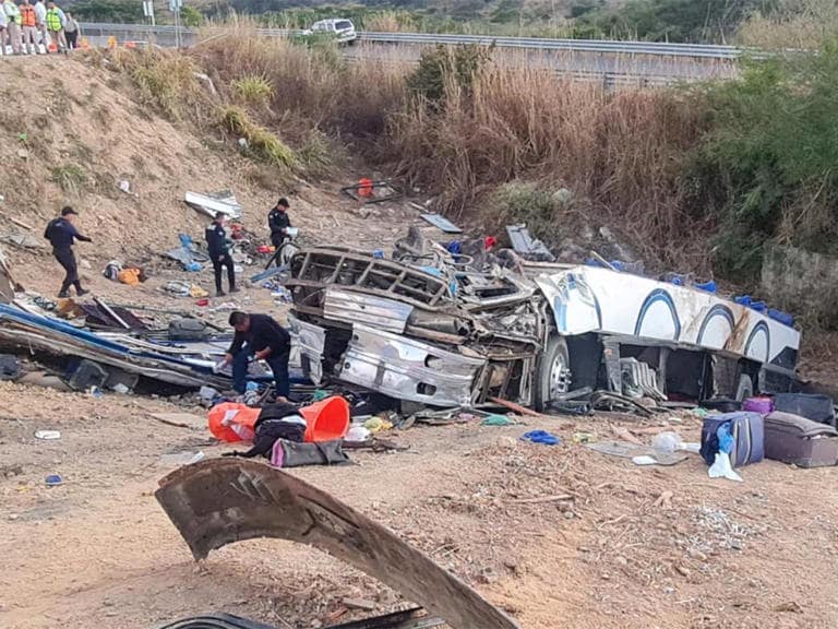 GUANAJUATO | Vuelca autobús y mueren 14 turistas; regresaban de sus vacaciones
