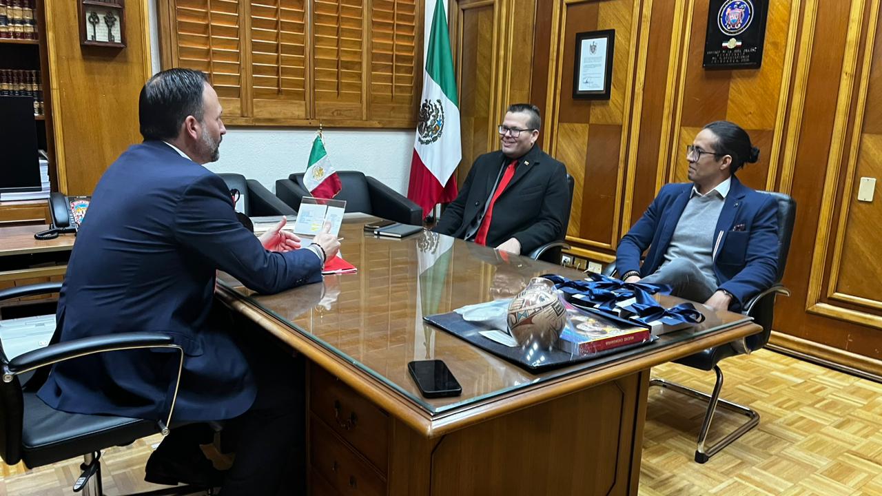 Visita delegación venezolana a Chihuahua para conmemorar a Simón Bolívar
