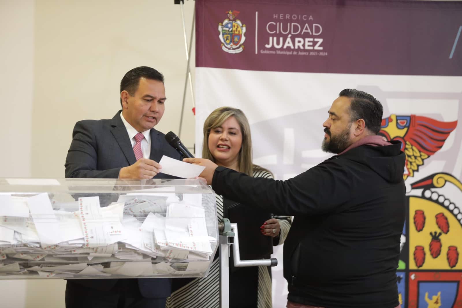 Entrega Cruz Pérez Cuellar incentivos a servidores públicos en agradecimiento a su esfuerzo y trabajo por la comunidad juarense