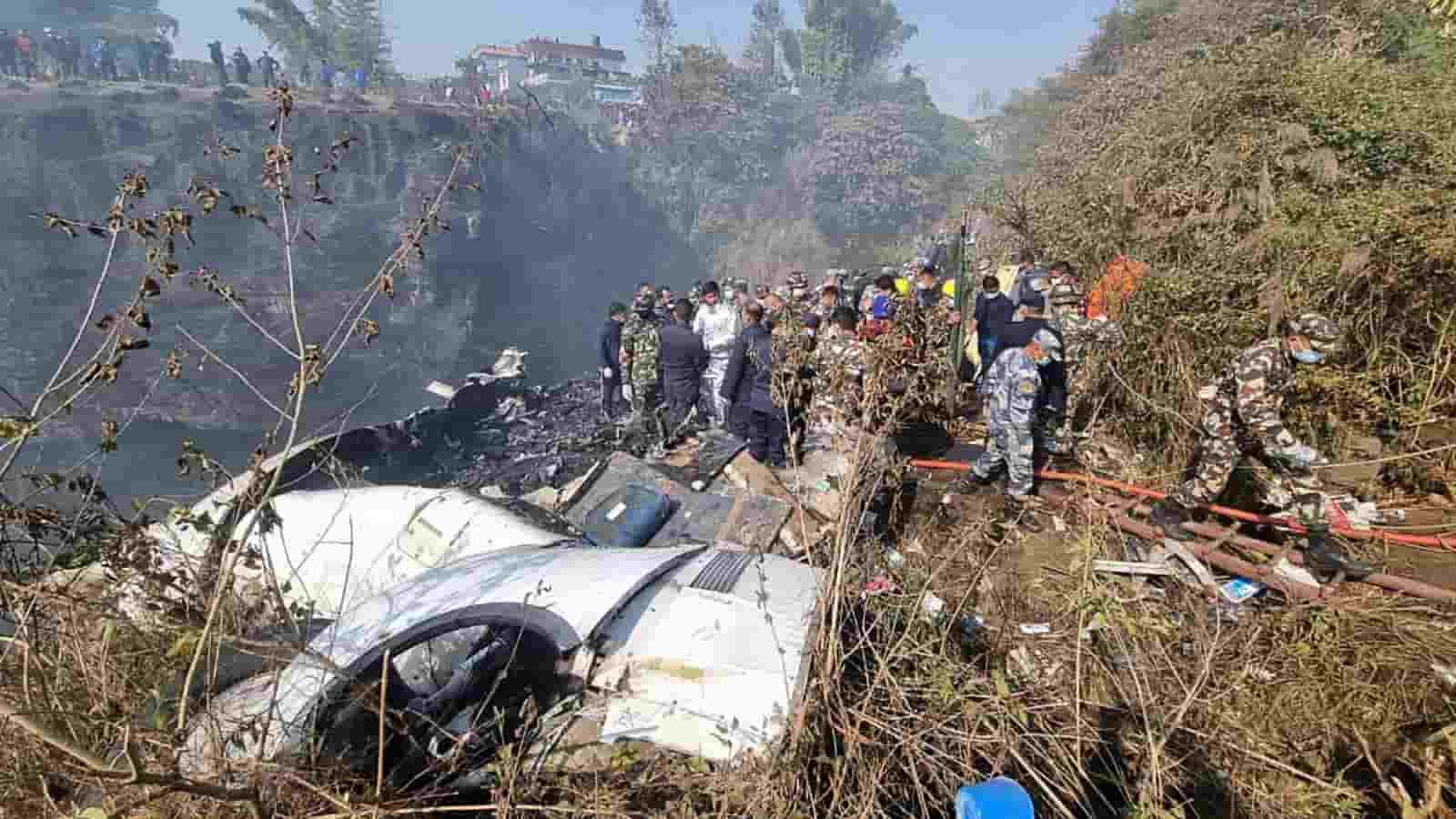 Pasajero graba momento en que se estrella avión en Nepal