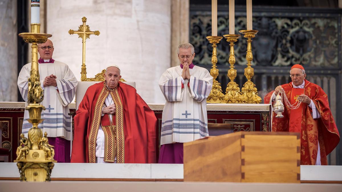 Sepultado en tres ataúdes, así fue el funeral de Benedicto XVI