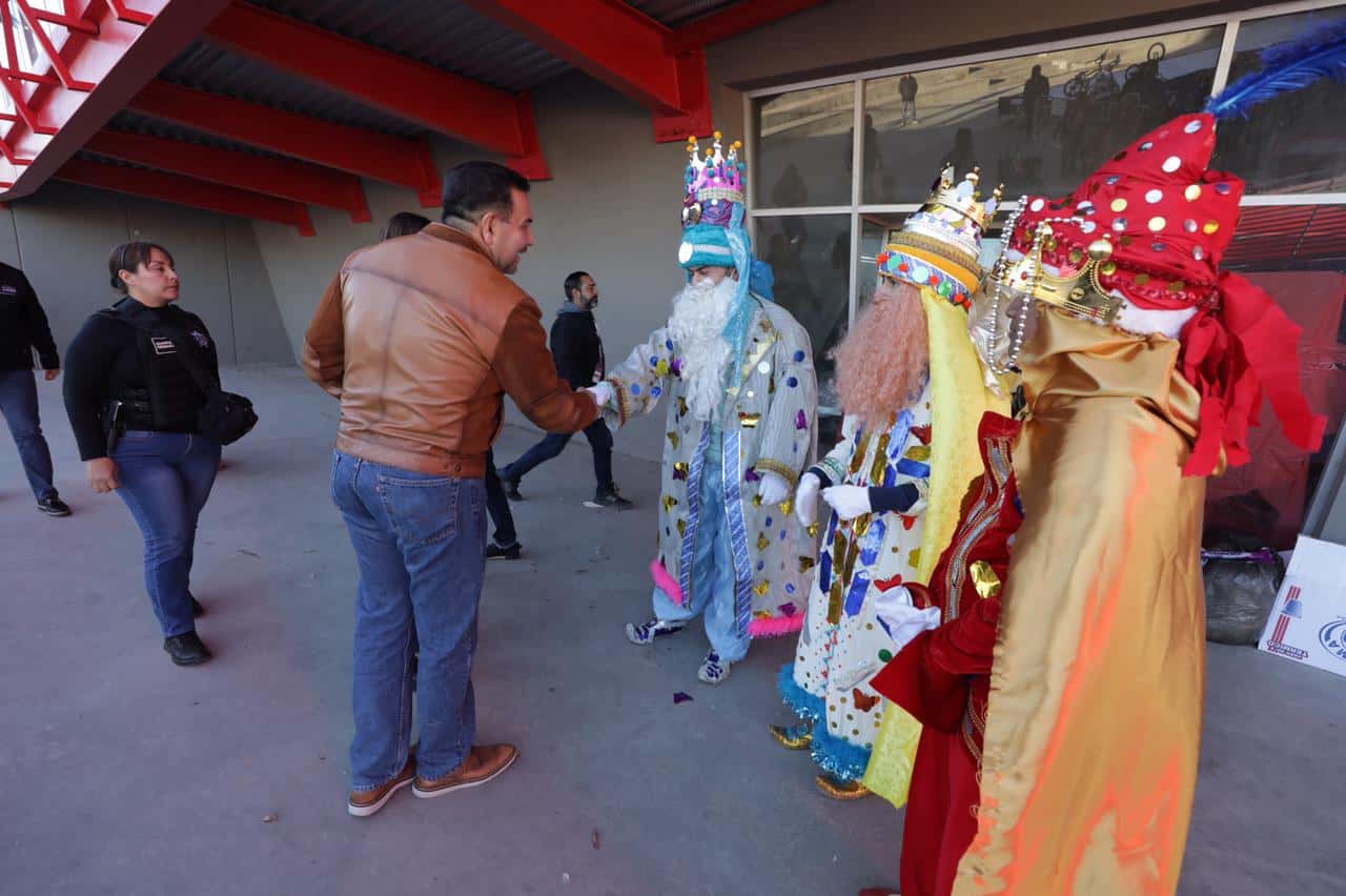Celebran con los juarenses, Cruz Pérez Cuellar y su esposa Rubí el Día de Reyes Magos