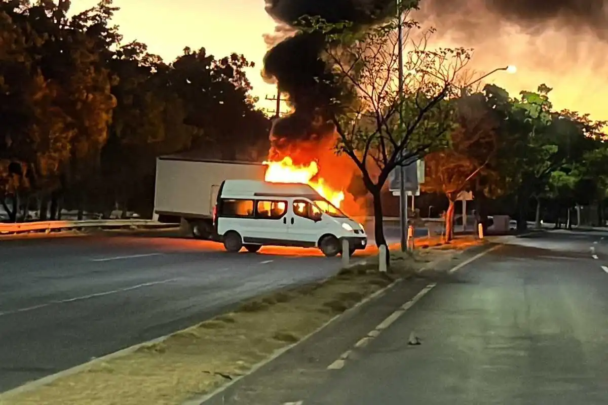 Culiacán amaneció bajo fuego: la ciudad despierta sitiada por narcobloqueos y balaceras
